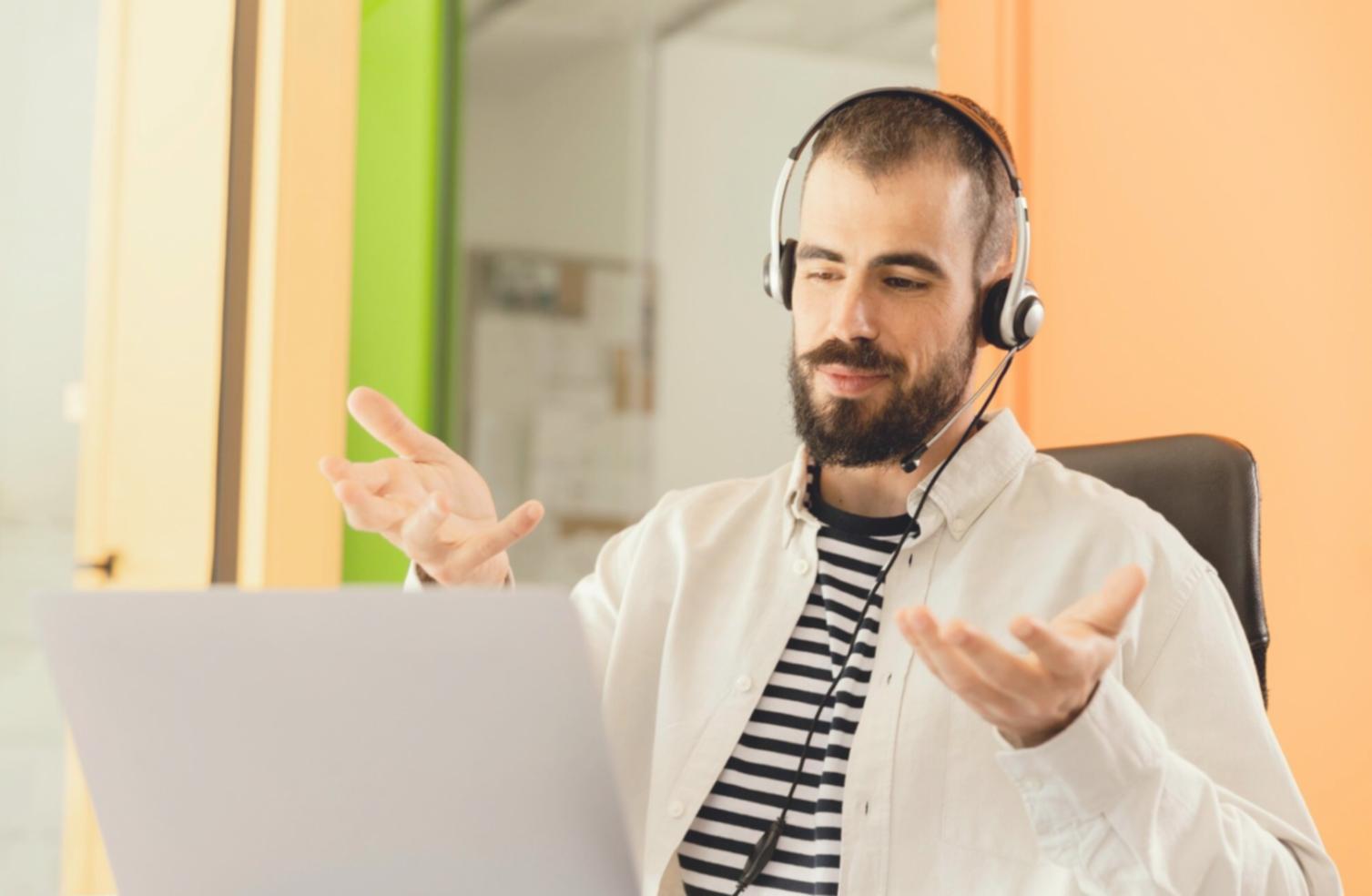 Estudiante trabajando en su computador con materiales de estudio financiero personalizados